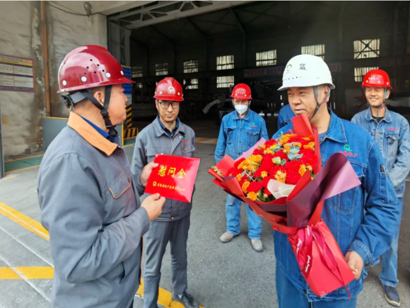 集團(tuán)領(lǐng)導(dǎo)“五一”節(jié)前看望慰問新晉行業(yè)勞模